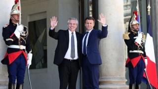 Pdte. argentino insta desde Francia a recuperar la paz