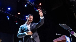El progresista Abdul El-Sayed gana primarias en Michigan