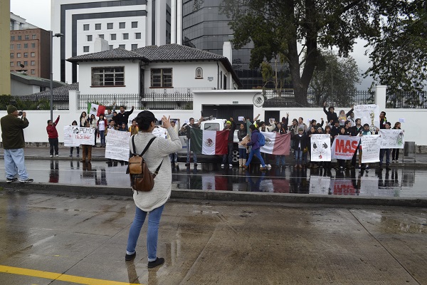 Protesta frente a la Embajada mexicana en Ecuador contra la Reforma Energética
