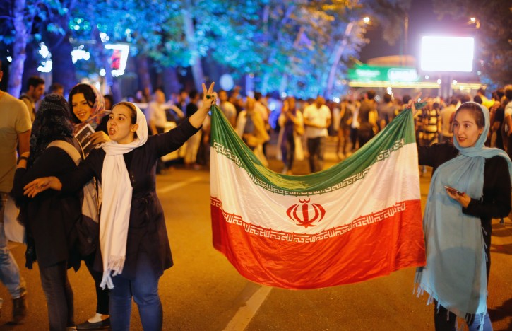 En Teherán, miles de iraníes tomaron ayer las calles para celebrar el pacto
